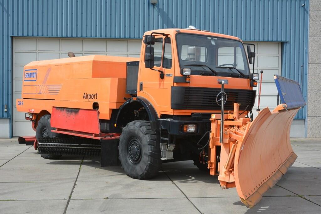 Mercedes SK 2031 4x4x4 Schmidt CJS9 airport sweeper snow plough | Vrachtwagen | Sneeuwruimer
