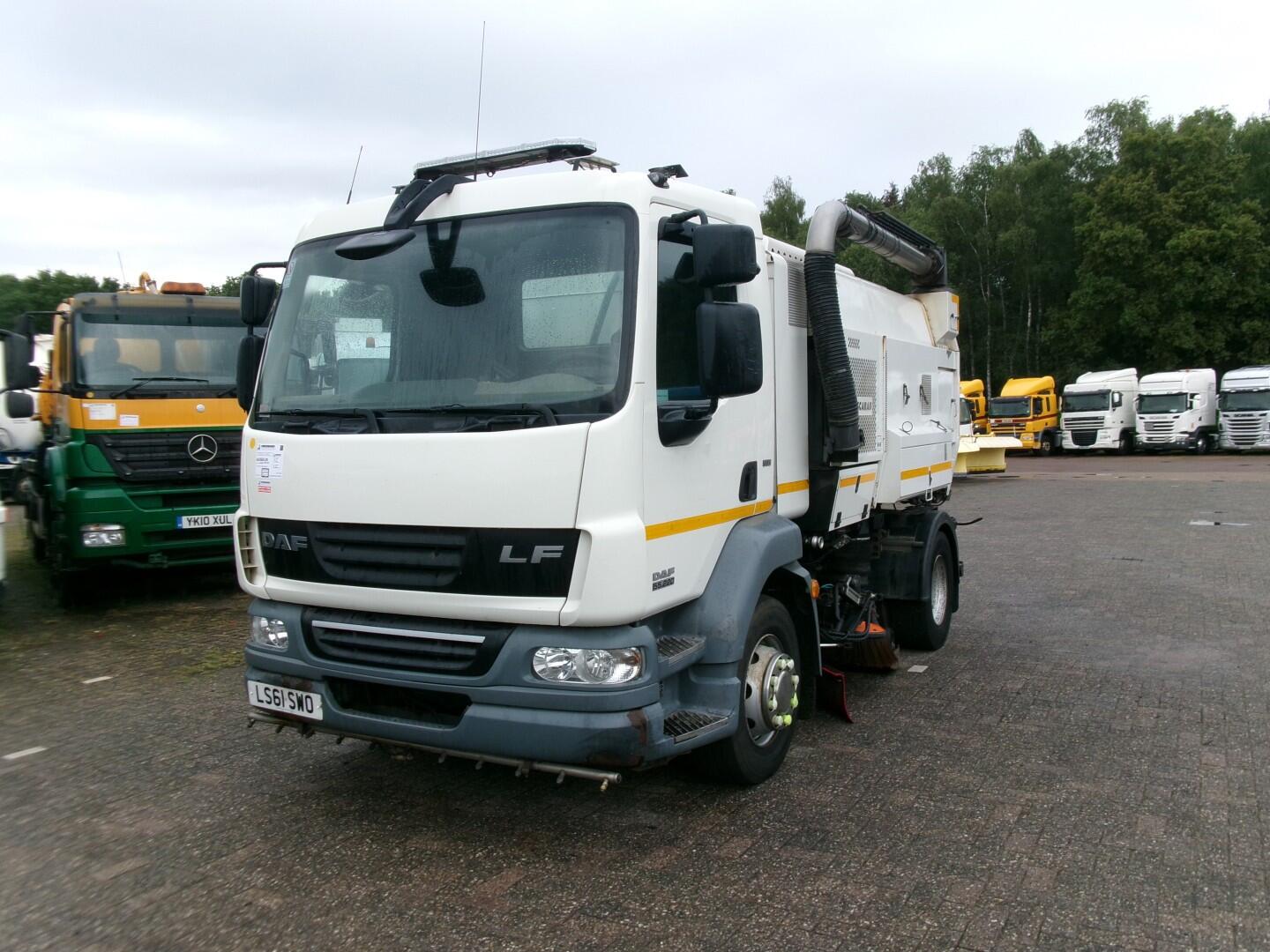 D.A.F. LF 55.220 4x2 Scarab sweeper | Vrachtwagen | Veegmachine