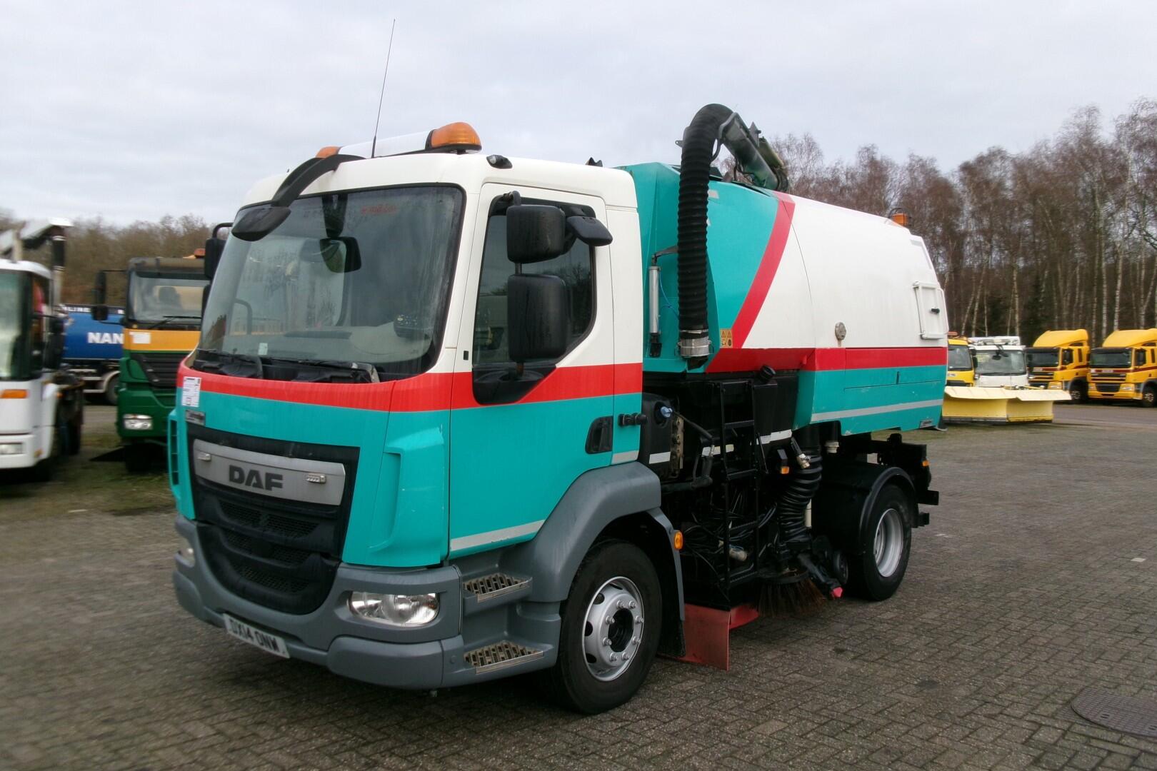 D.A.F. LF 55.220 4X2 Johnston street sweeper | Vrachtwagen | Veegmachine